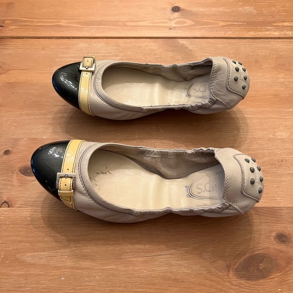 Womens Tod’s Beige/Grey Leather foldable ballet flat black patent cap toe 7 1/2. - Picture 5 of 6
